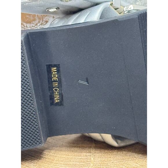 NWT Women’s Silver Metallic Buckle Strap Flats, Size 7 - Picture 12 of 12